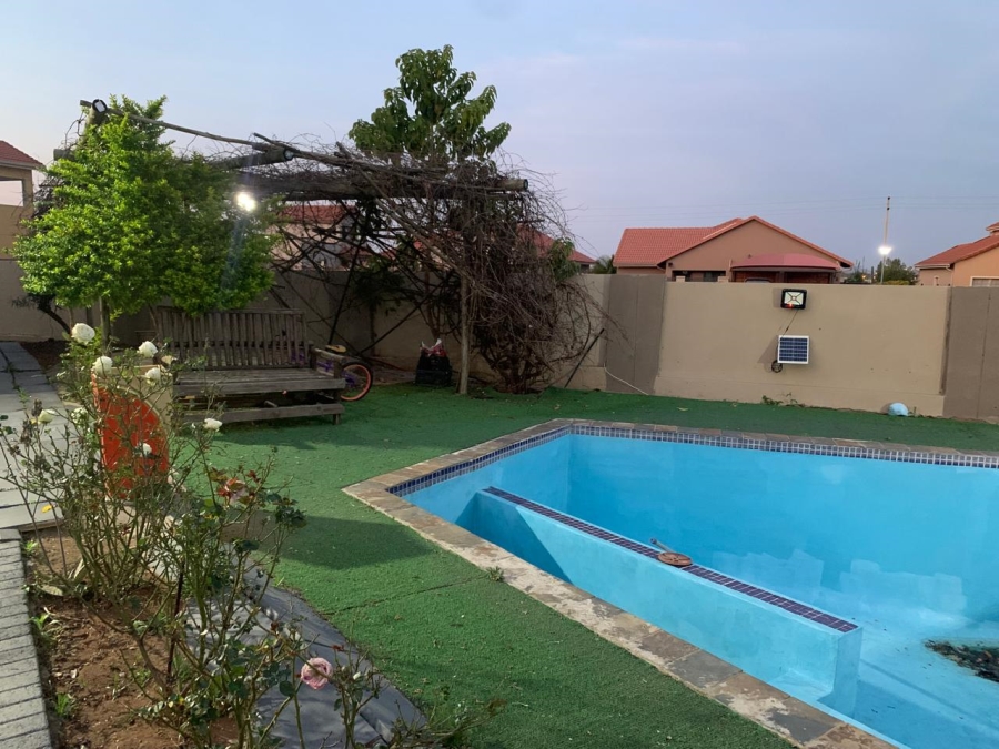 4 Bedroom Property for Sale in Waterkloof East North West